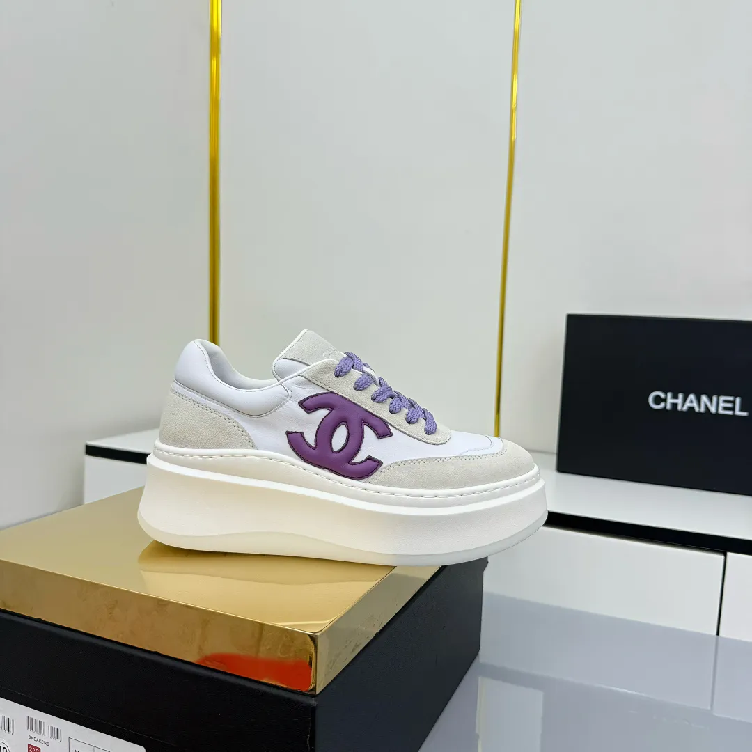 👟👟Ex-factory price 660👟👟 Top version! Chanel Chanel panda shoes! 2025 counter's top casual sports shoes. This classic design; the upper is electro-embroidered with a variety of techniques; the outsole is fashionable and sporty; the unusual inclusion of a variety of color matching elements... The diversified mix and match is very good-looking and versatile, and can be used for leisure, fashion, sports, and outdoor... ꫛꫀꪝ Go➫ Materials: ❶Upper made of: original imported first-layer silk cowhide + original waterproof cloth + original first-layer cowhide ❷Inner lining: Original Yangli+wang ❸ Outsole based on: Original TPU combination outsole Counter boutique packaging complete set for women 35–41